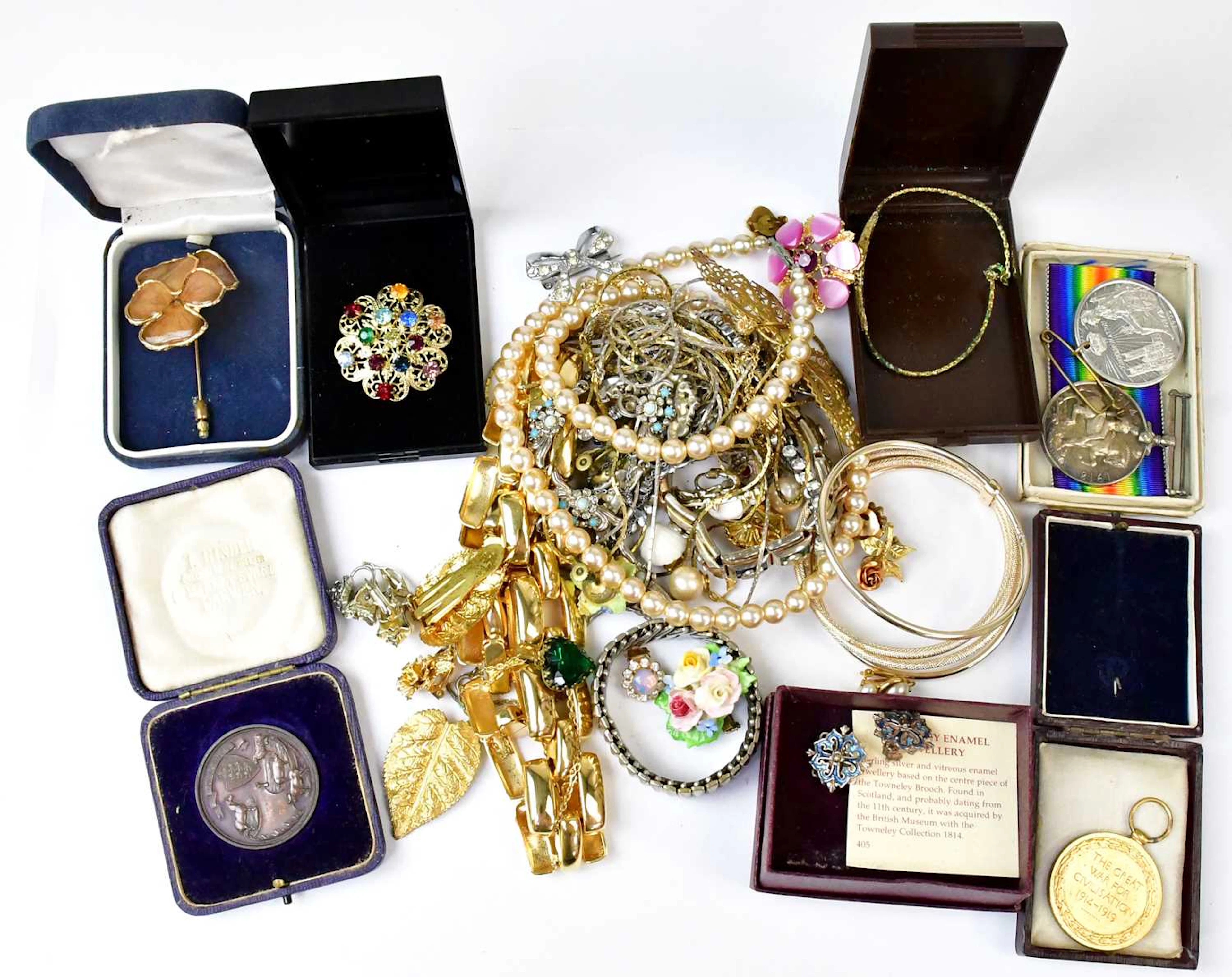A mixed lot of costume jewellery