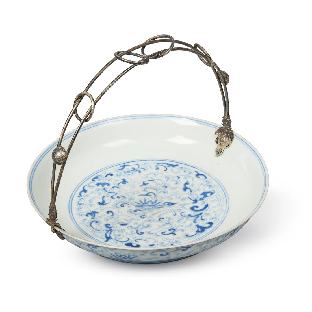 [PRIVATE COLLECTION, PARIS] CHINESE BLUE AND WHITE 'KUI-PHOENIX' PLATE