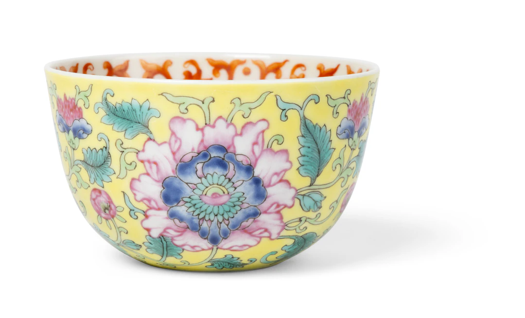 [DRINKING CULTURE] CHINESE YELLOW-GROUND FAMILLE ROSE 'PEONY' CUP