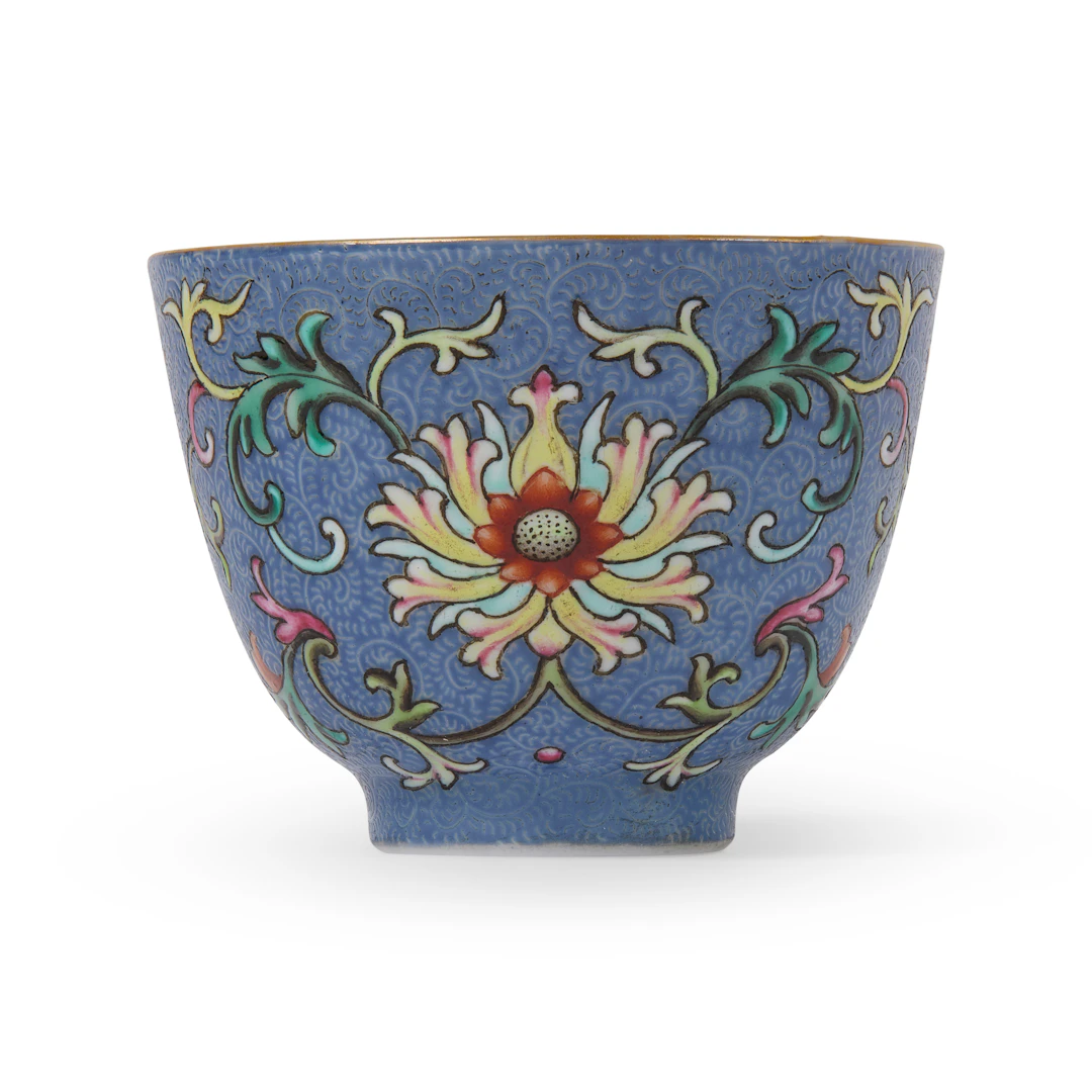 [DRINKING CULTURE] CHINESE BLUE-GROUND SGRAFFITO FAMILLE ROSE 'LOTUS' CUP