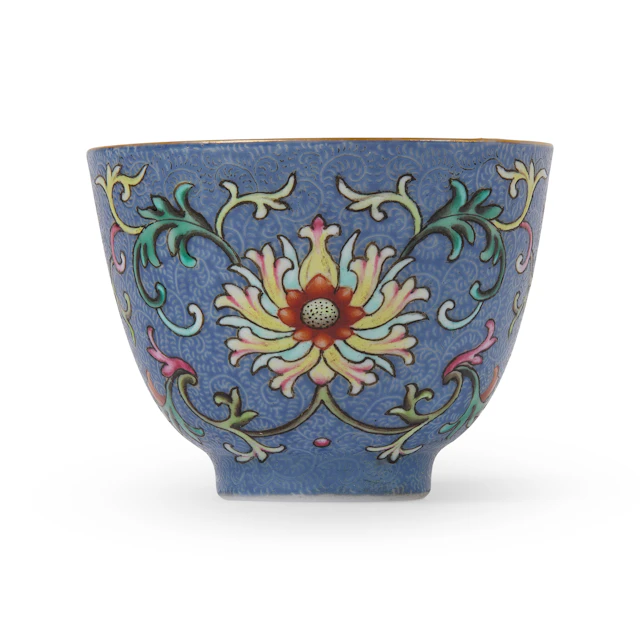 [DRINKING CULTURE] CHINESE BLUE-GROUND SGRAFFITO FAMILLE ROSE 'LOTUS' CUP