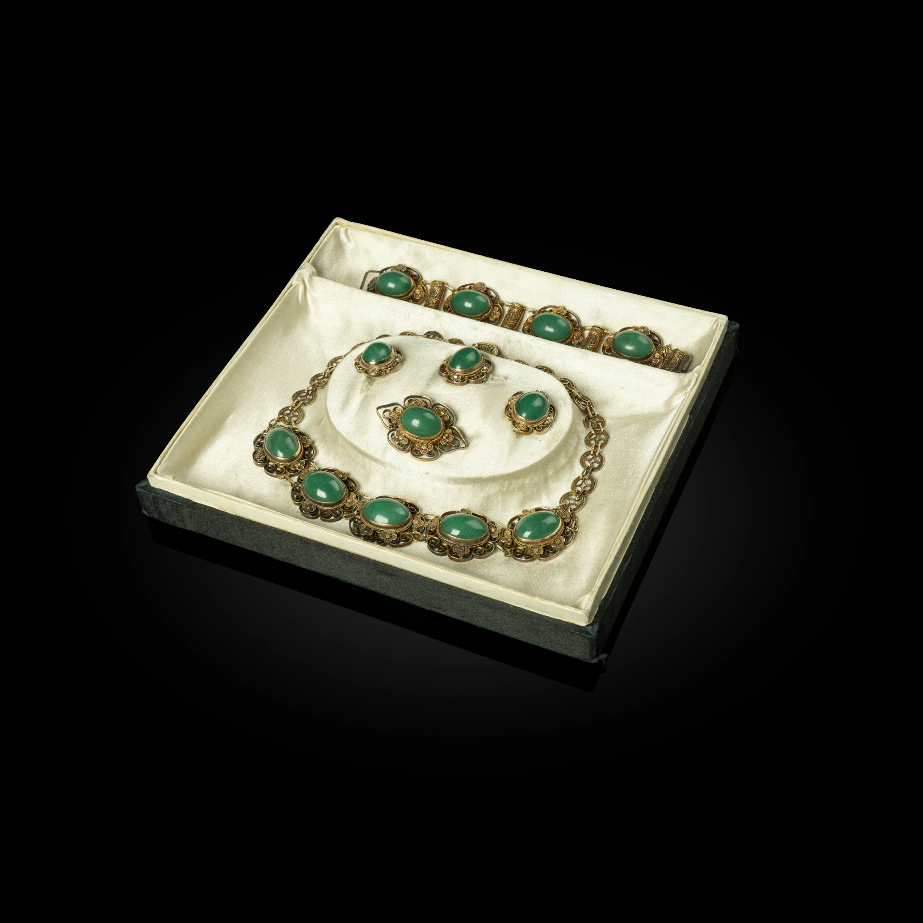 [PRIVATE ENGLISH COLLECTION] SUITE OF CHINESE SPINACH-GREEN JADE JEWELLERY