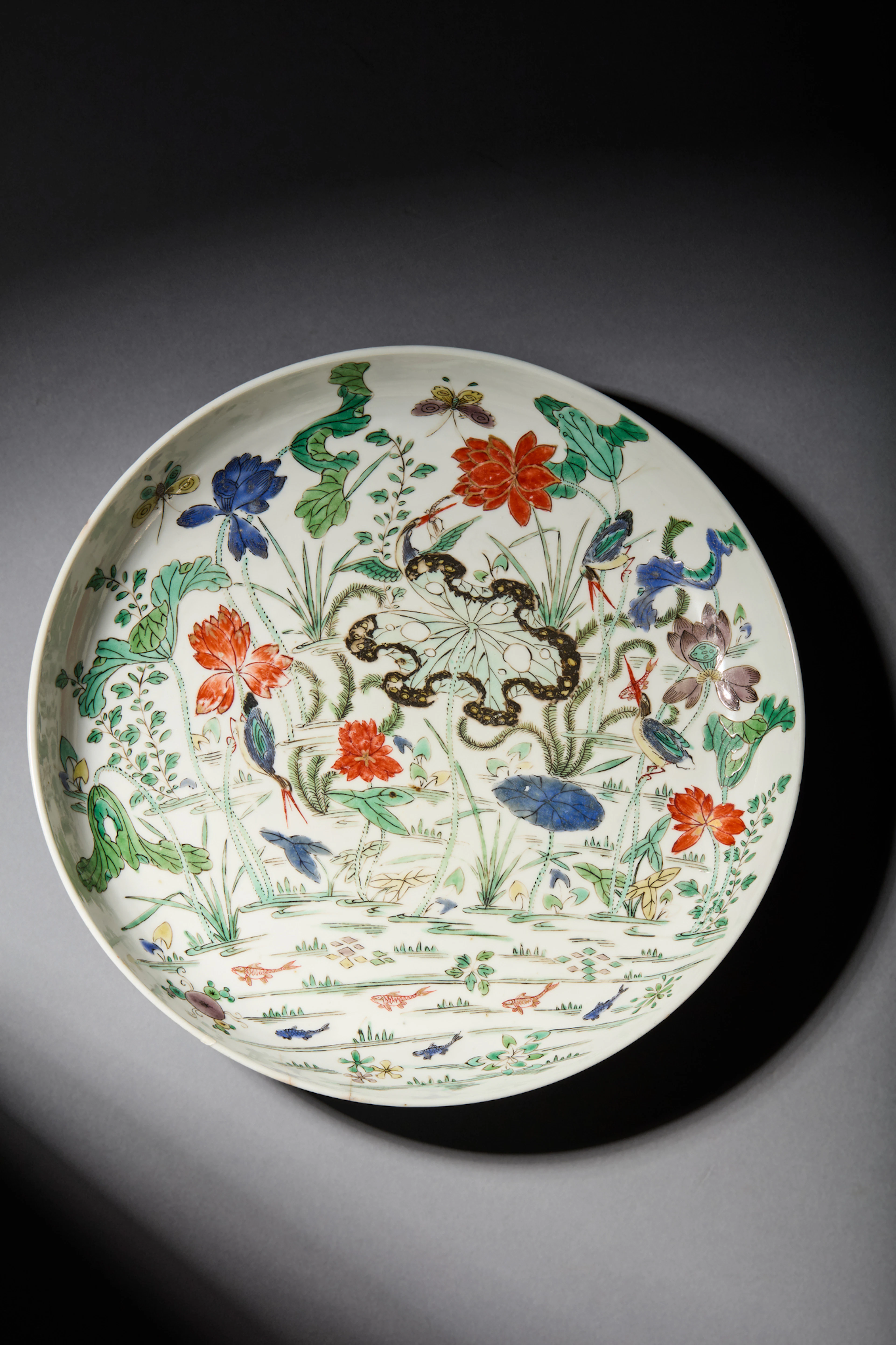 [PRIVATE SCOTTISH COLLECTION, EDINBURGH] CHINESE WUCAI 'LOTUS POND' PLATE
