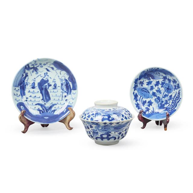 GROUP OF THREE CHINESE BLUE AND WHITE WARES