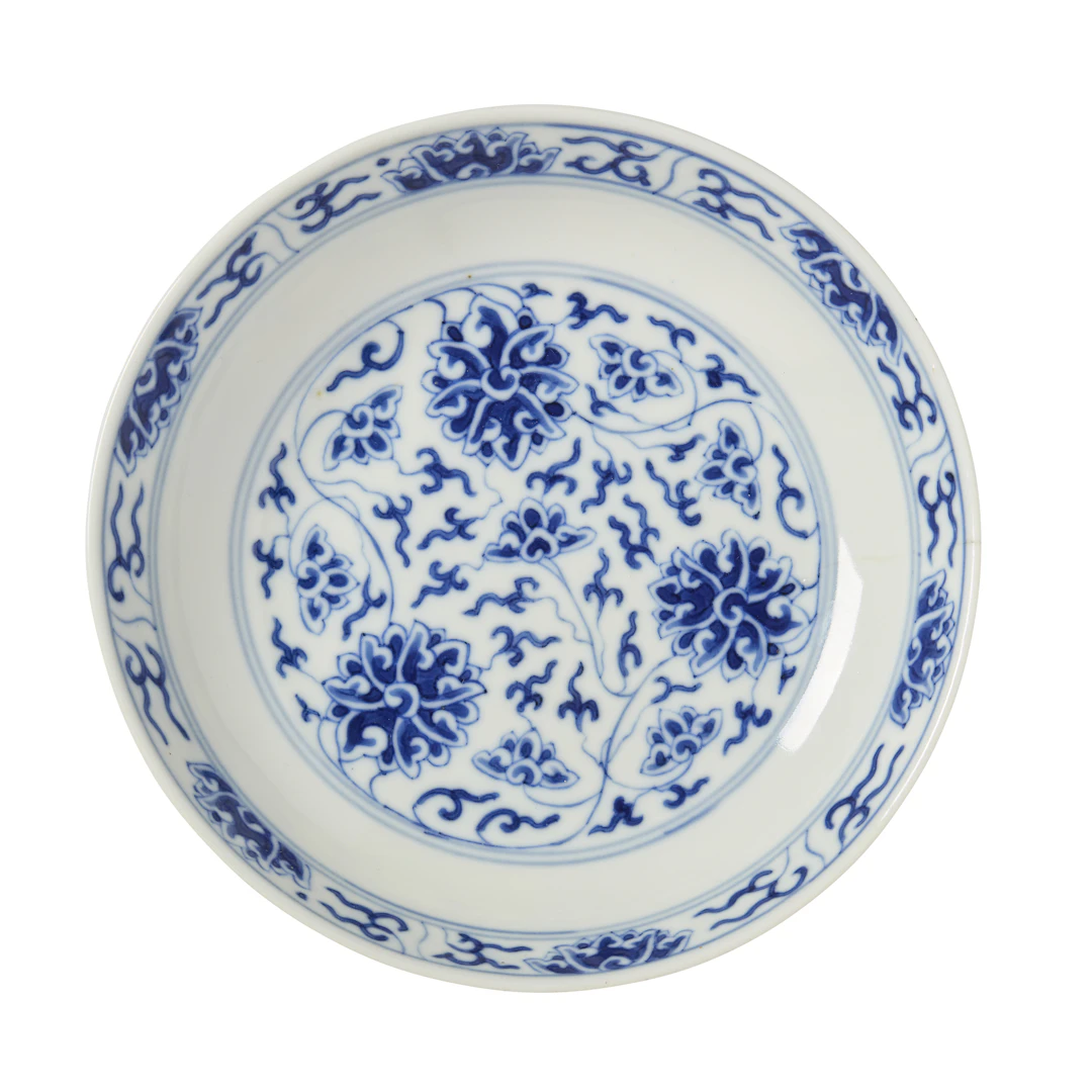 CHINESE BLUE AND WHITE 'LOTUS' DISH