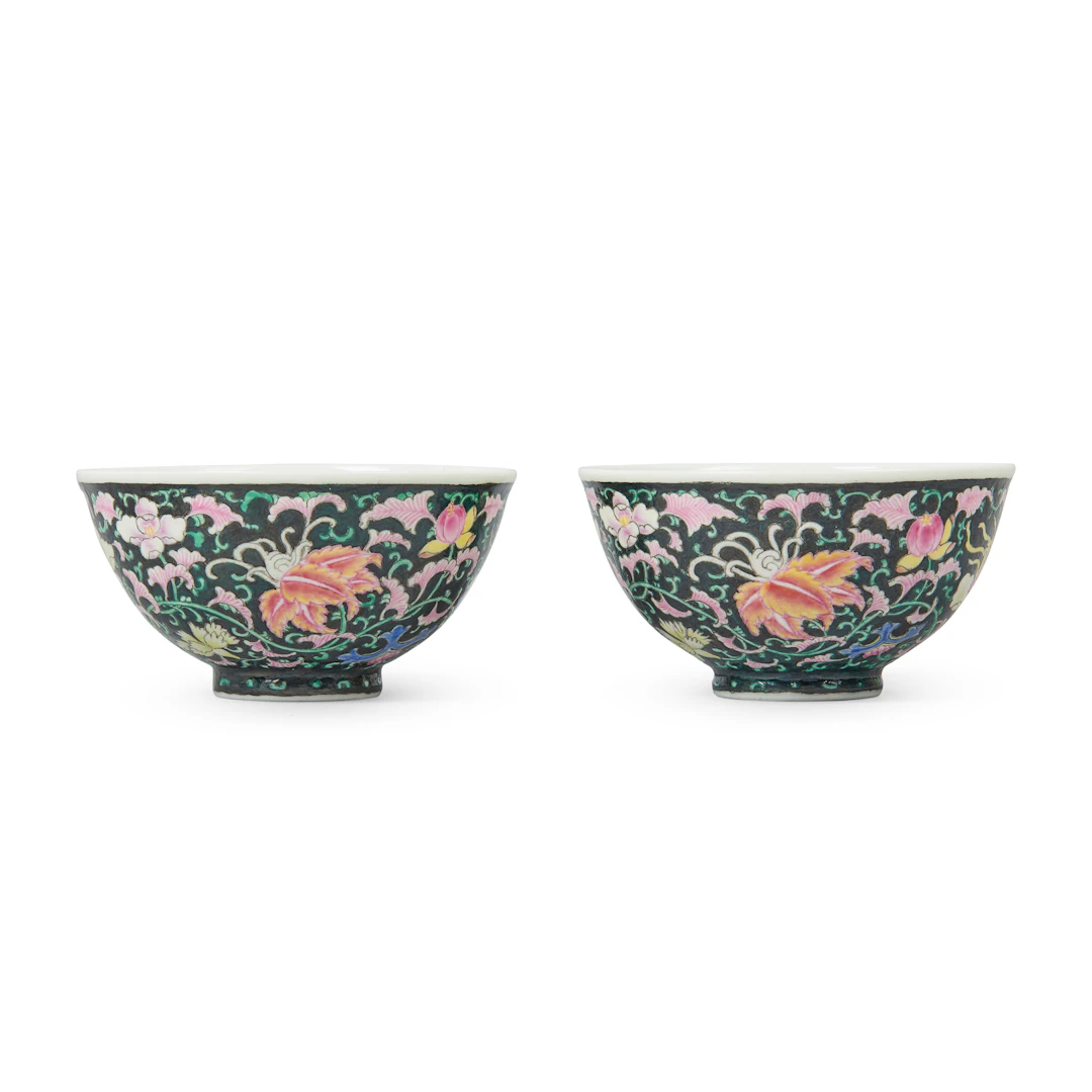 [DRINKING CULTURE] PAIR OF CHINESE BLACK-GROUND FAMILLE-ROSE CUPS