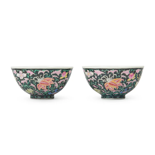 [DRINKING CULTURE] PAIR OF CHINESE BLACK-GROUND FAMILLE-ROSE CUPS
