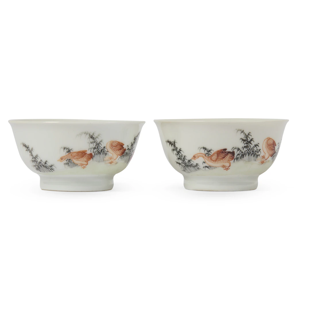 [DRINKING CULTURE] PAIR OF CHINESE GRISAILLE AND IRON-RED-DECORATED