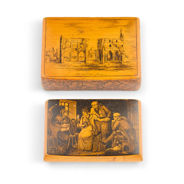 A MAUCHLINE WARE SNUFF BOX