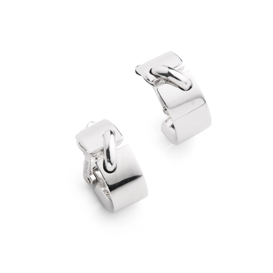 Chaumet: A pair of hoop earrings