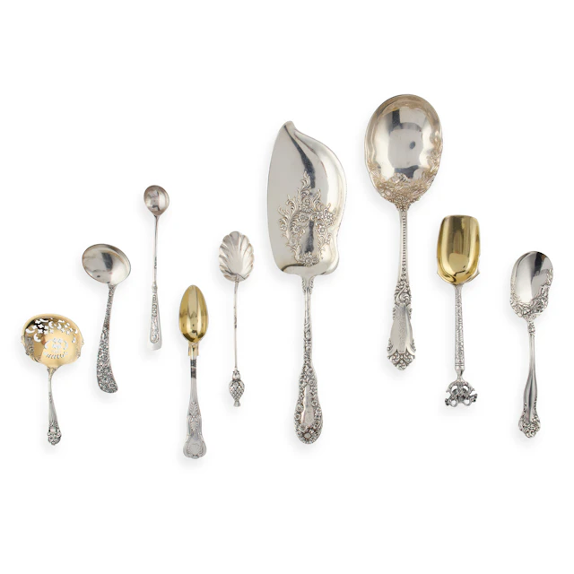 A COLLECTION OF 20TH CENTURY AMERICAN SPOONS AND SERVING WARE