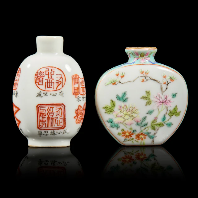TWO CHINESE PORCELAIN SNUFF BOTTLES