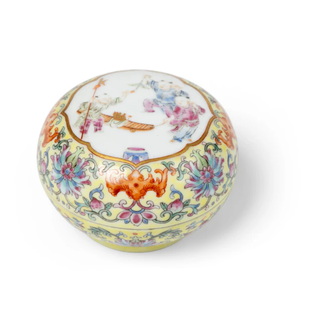 CHINESE YELLOW-GROUND FAMILLE ROSE CIRCULAR BOX WITH COVER