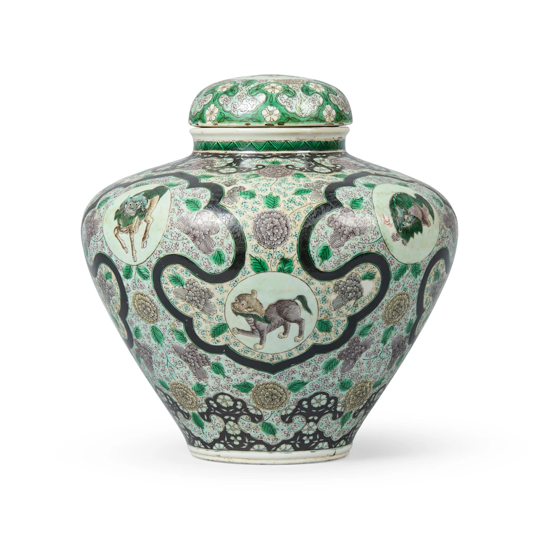 CHINESE FAMILLE NOIRE 'MYTHICAL BEAST' JAR WITH COVER
