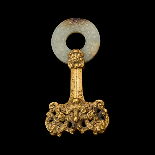 RARE CHINESE 'COILED CHI-DRAGON' GOLD AND WHITE JADE PENDANT