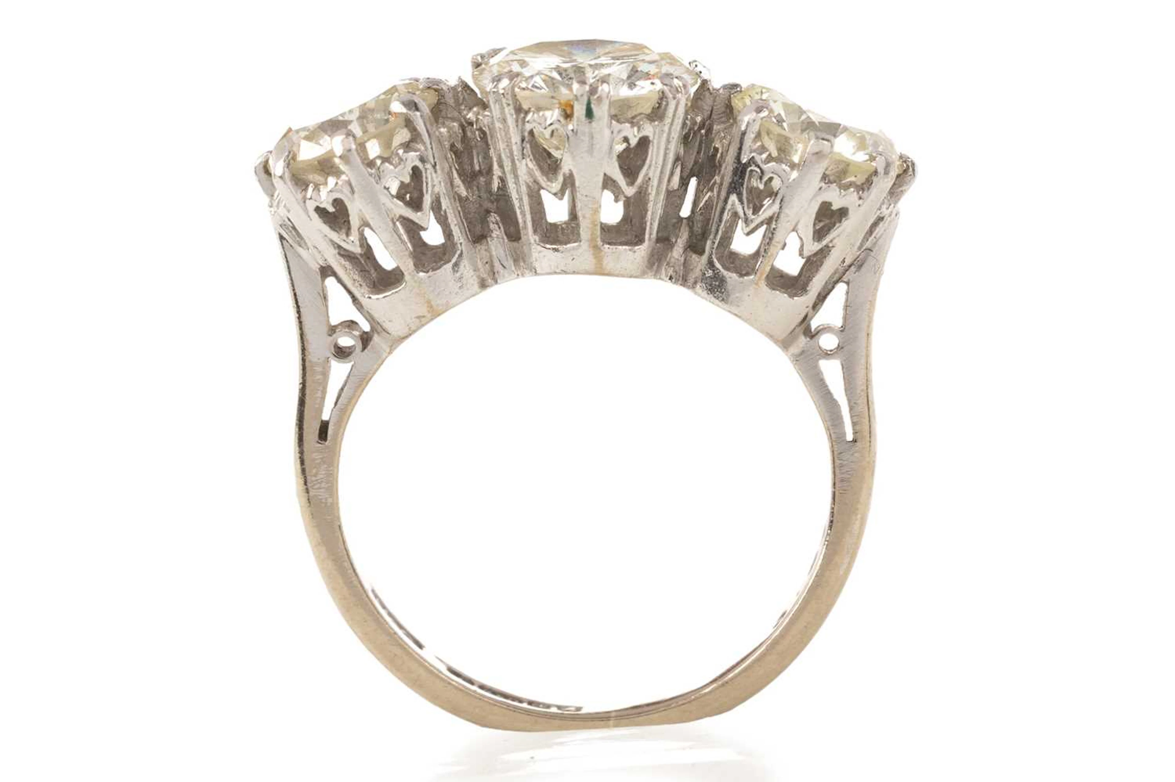 DIAMOND THREE STONE RING MID/LATE 20TH CENTURY