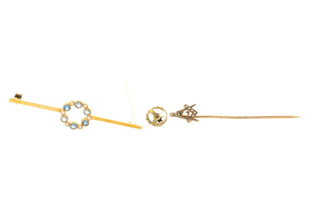 VICTORIAN GOLD GEM SET BAR BROOCH, LATE 19TH CENTURY ALONG WITH A