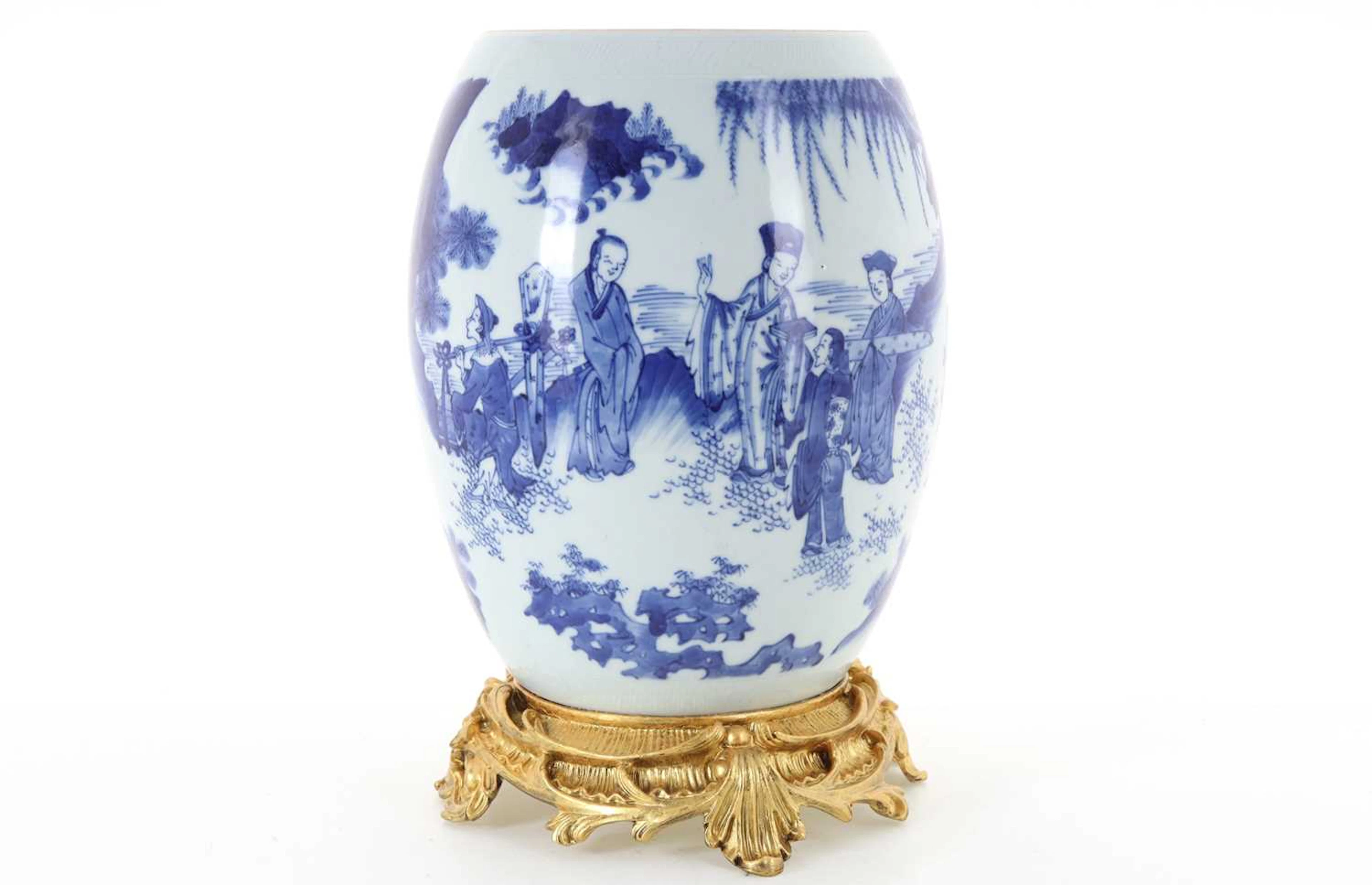 CHINESE BLUE AND WHITE VASE LATE 19TH/EARLY 20TH CENTURY
