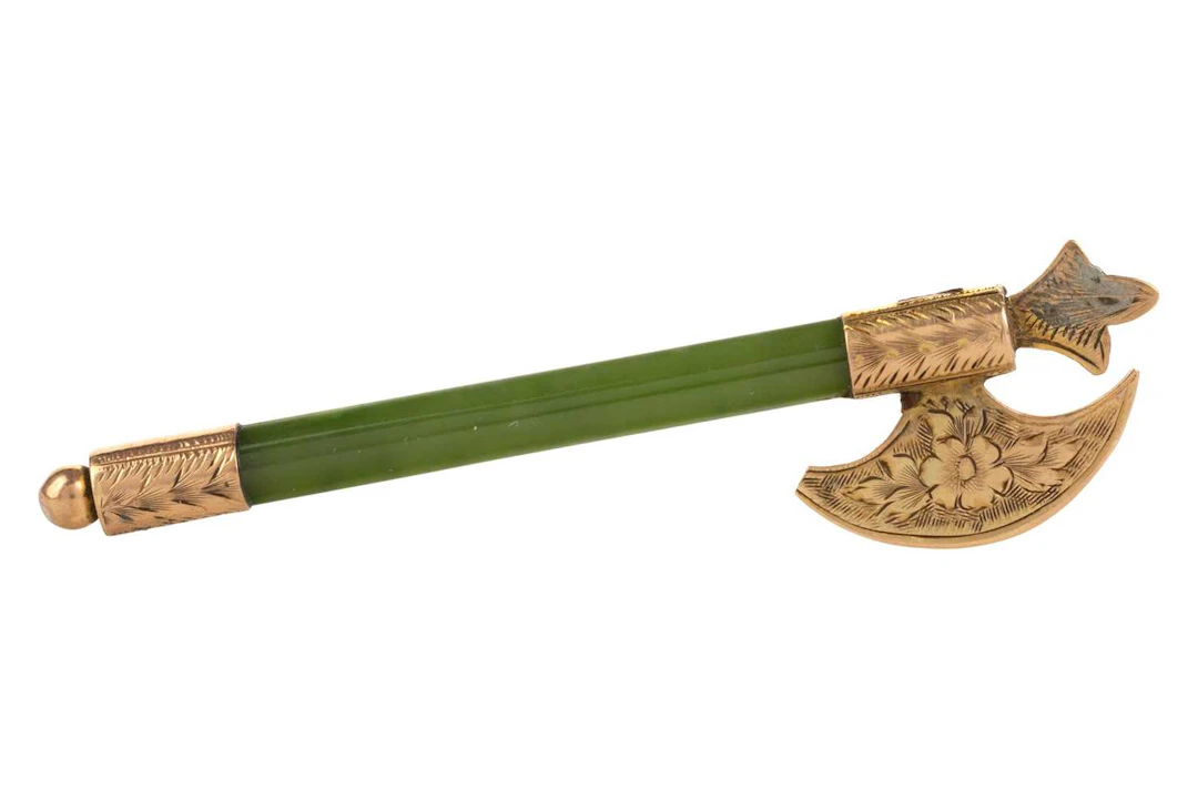 GOLD AND JADE AXE BROOCH LATE 19TH/EARLY 20TH CENTURY