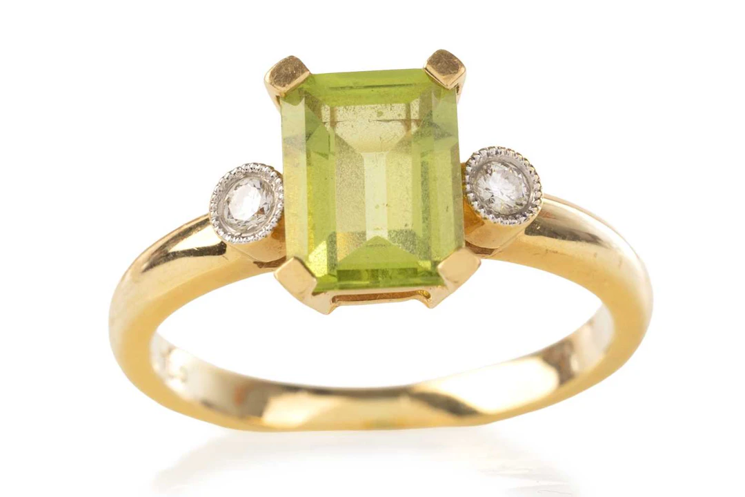 PERIDOT AND DIAMOND RING LATE 20TH CENTURY
