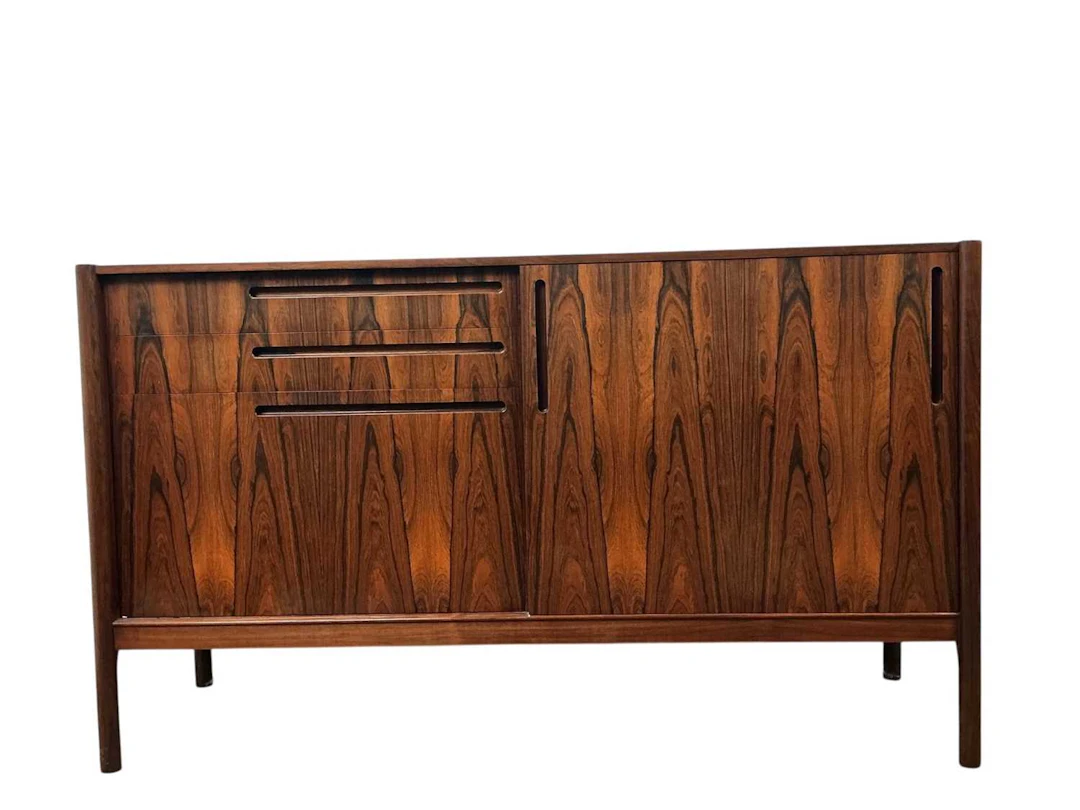 MID CENTURY ROSEWOOD SIDEBOARD CIRCA 1960s