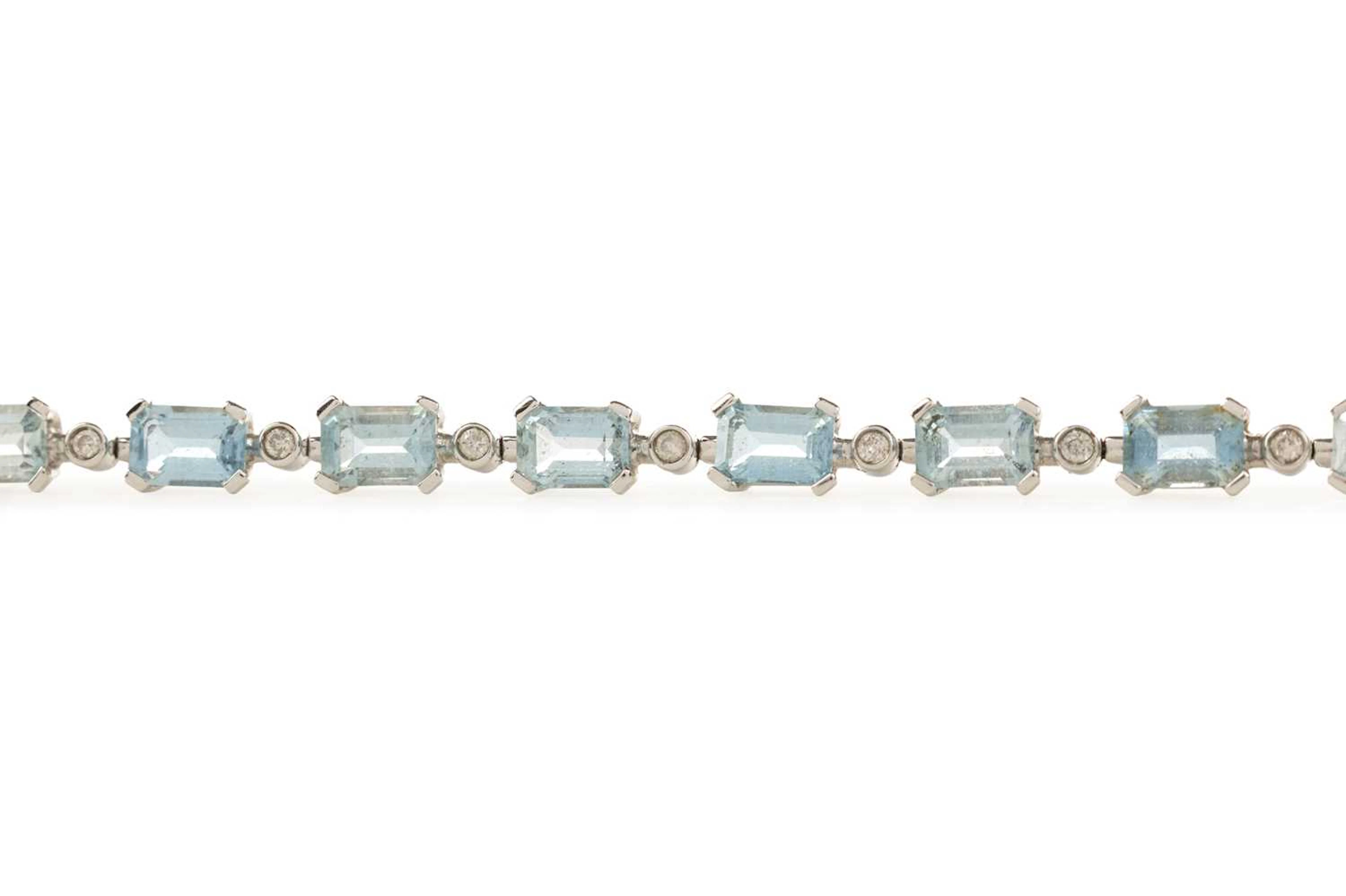 AQUAMARINE AND DIAMOND BRACELET AND A PAIR OF EARRINGS EARLY 21ST CENTURY