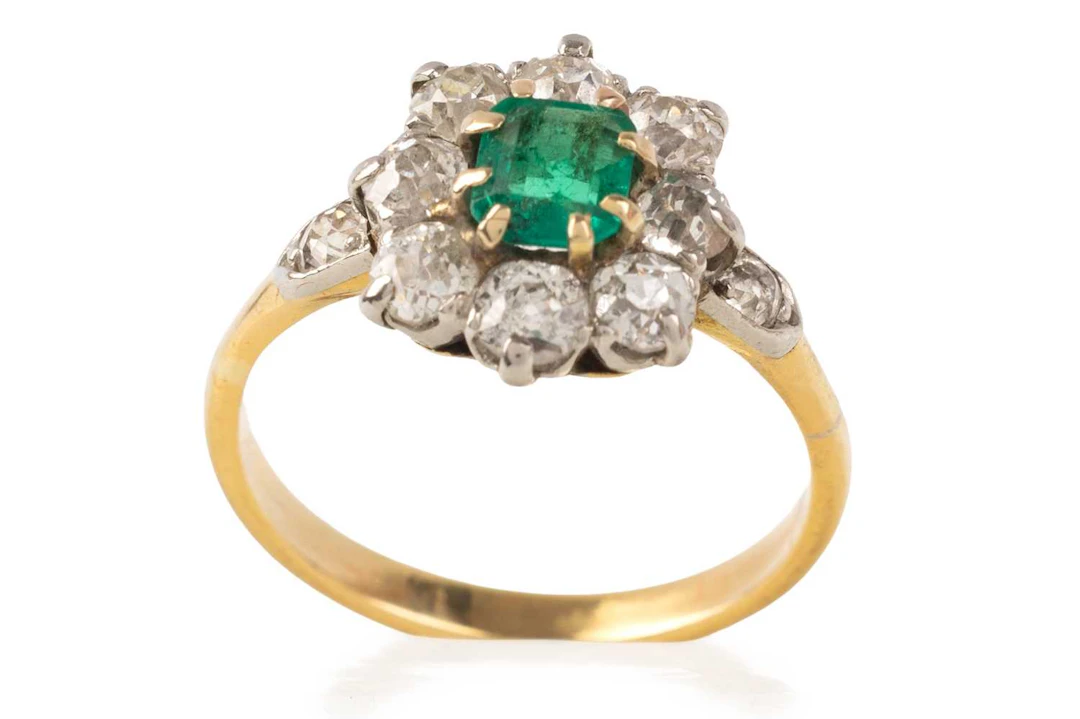 EMERALD AND DIAMOND CLUSTER RING EARLY 20TH CENTURY