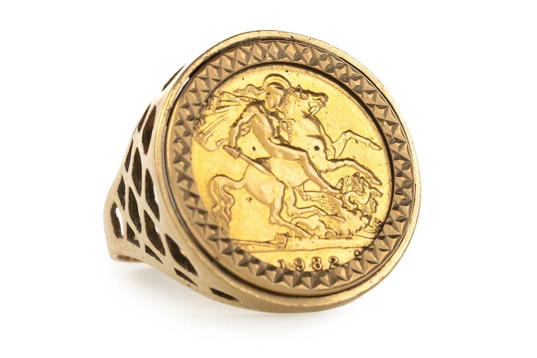 ELIZABETH II GOLD HALF SOVEREIGN RING 1982