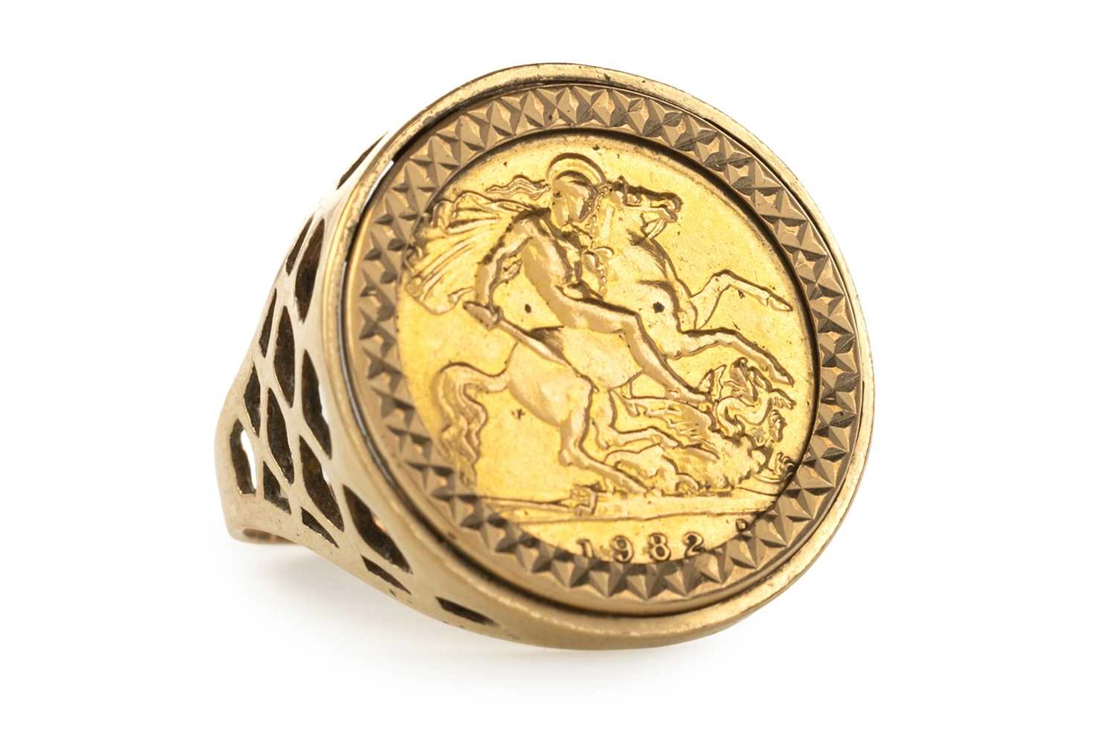 ELIZABETH II GOLD HALF SOVEREIGN RING 1982
