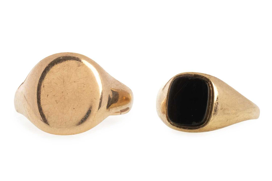 TWO GOLD SIGNET RINGS MID/LATE 20TH CENTURY