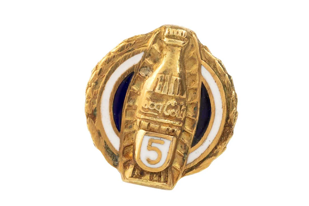 COCA COLA FIVE-YEAR EMPLOYEE SERVICE AWARD GOLD LAPEL PIN LATE 20TH CENTURY