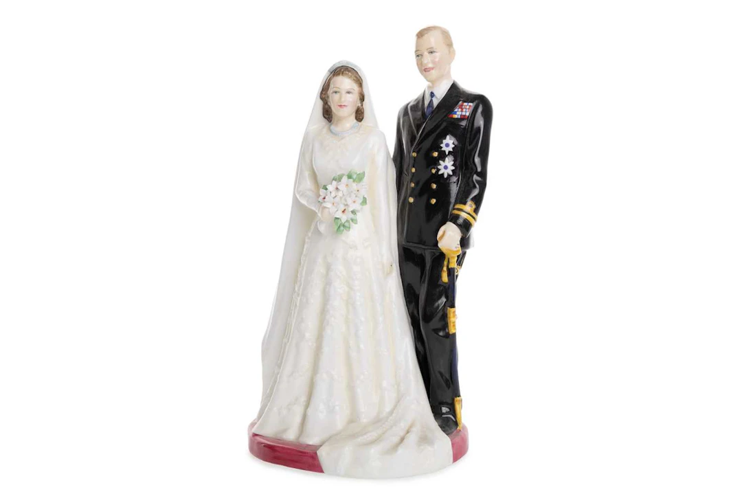 ROYAL DOULTON FIGURE OF THE QUEEN AND THE DUKE OF EDINBURGH MID/LATE