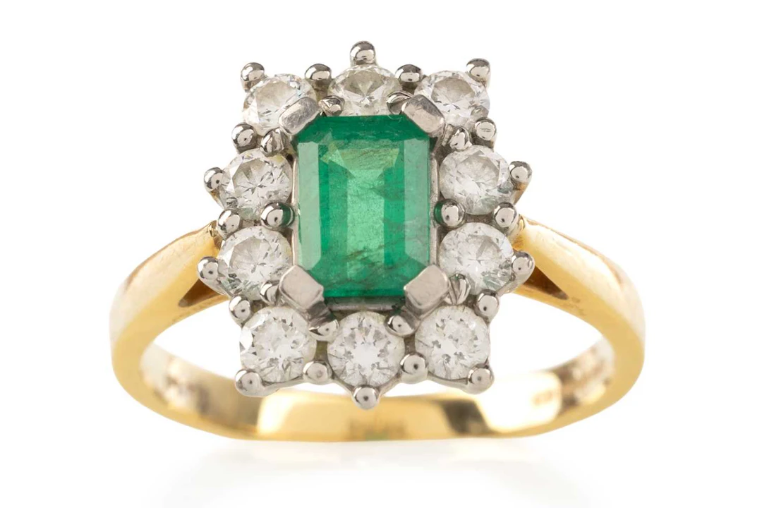 EMERALD AND DIAMOND CLUSTER RING LATE 20TH CENTURY