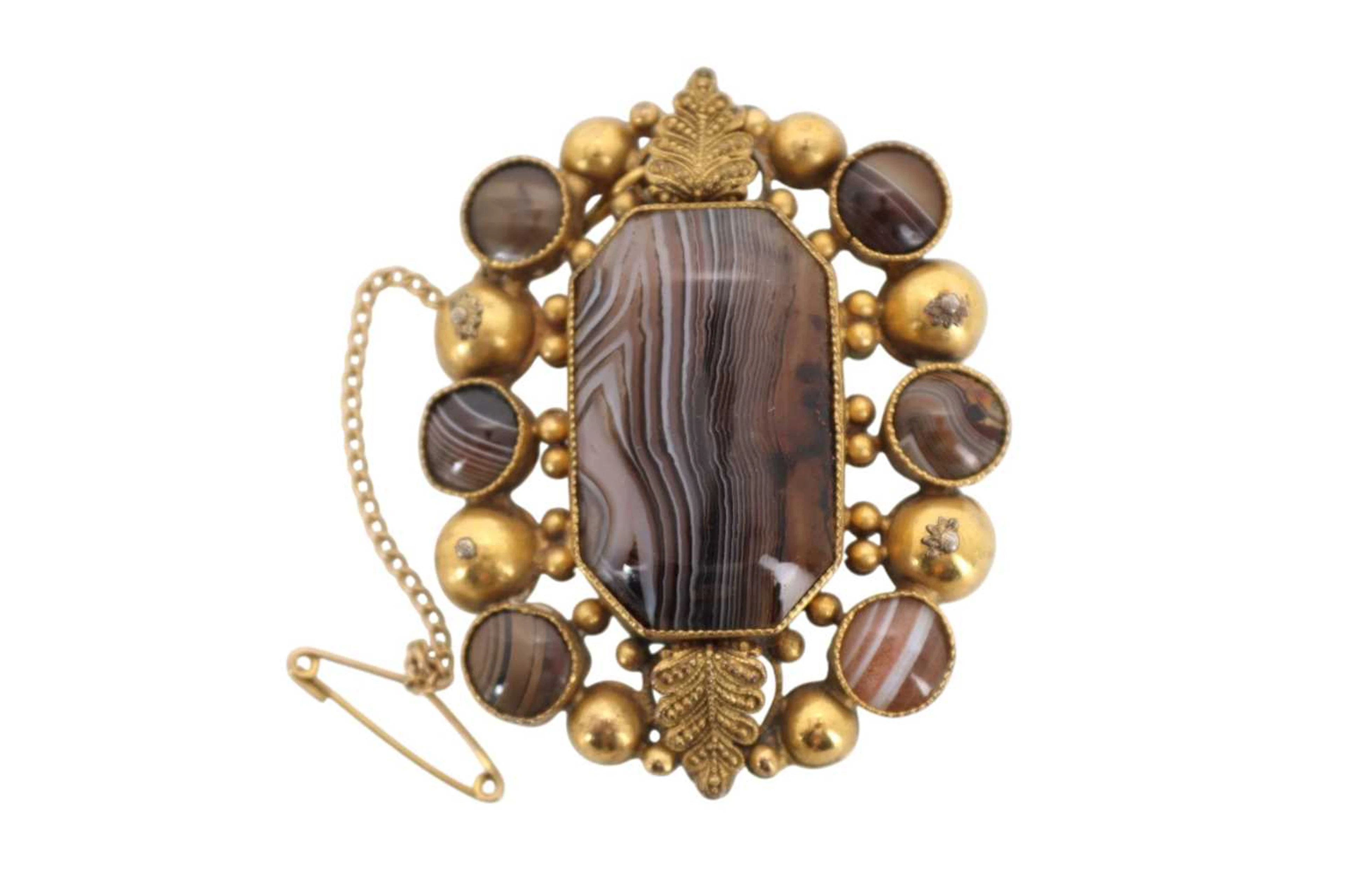 PINCHBECK AND AGATE BROOCH, EARLY 20TH CENTURY AND OTHERS