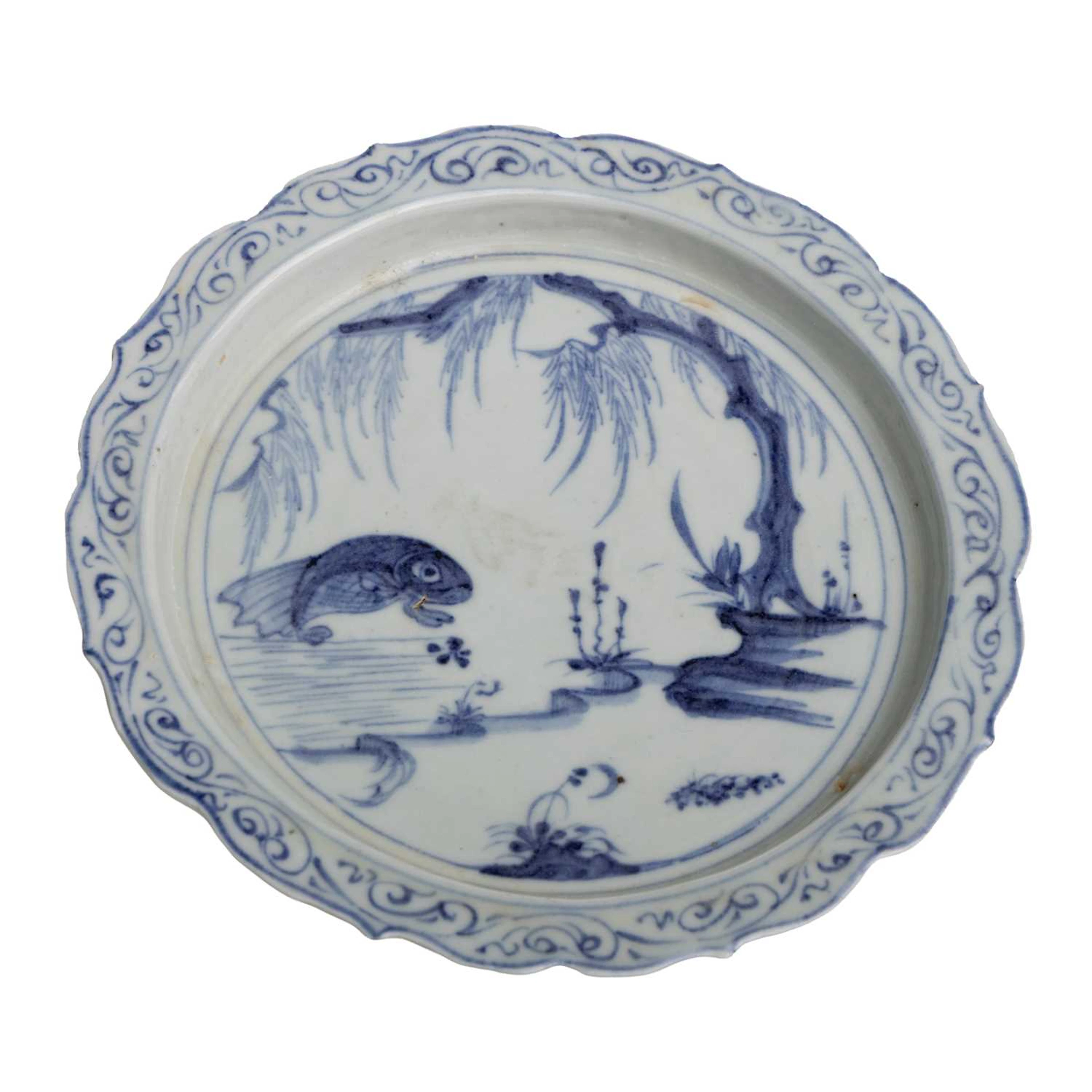 CHINESE BLUE AND WHITE DISH LATE MING DYNASTY