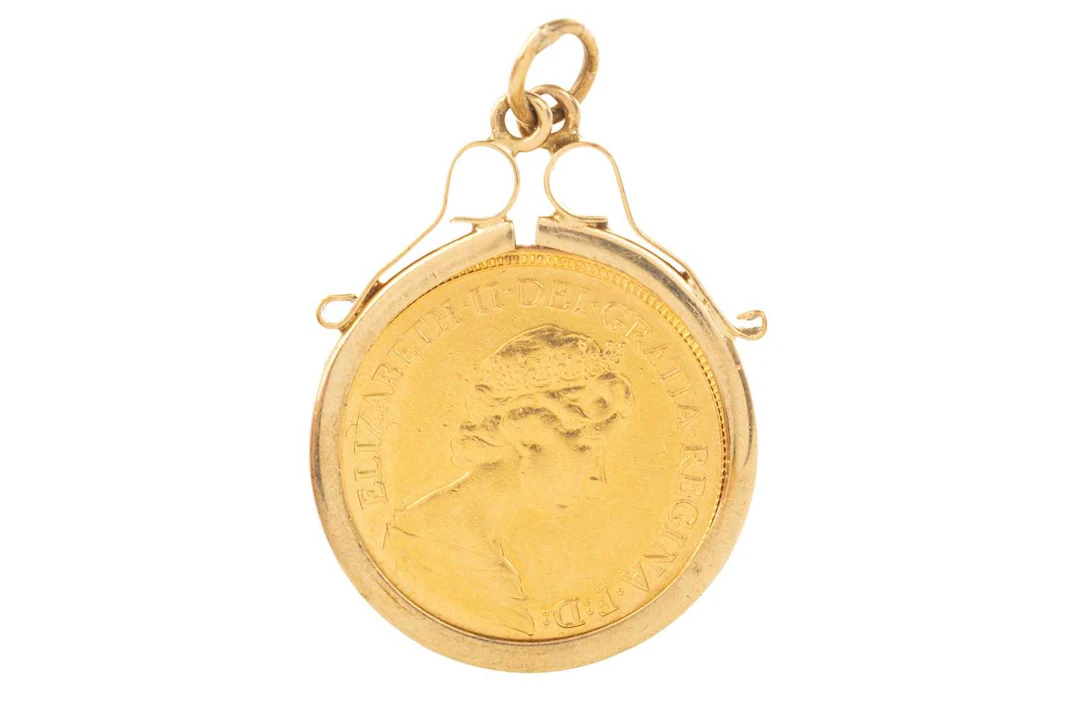 ELIZABETH II GOLD HALF SOVEREIGN PENDANT 1982