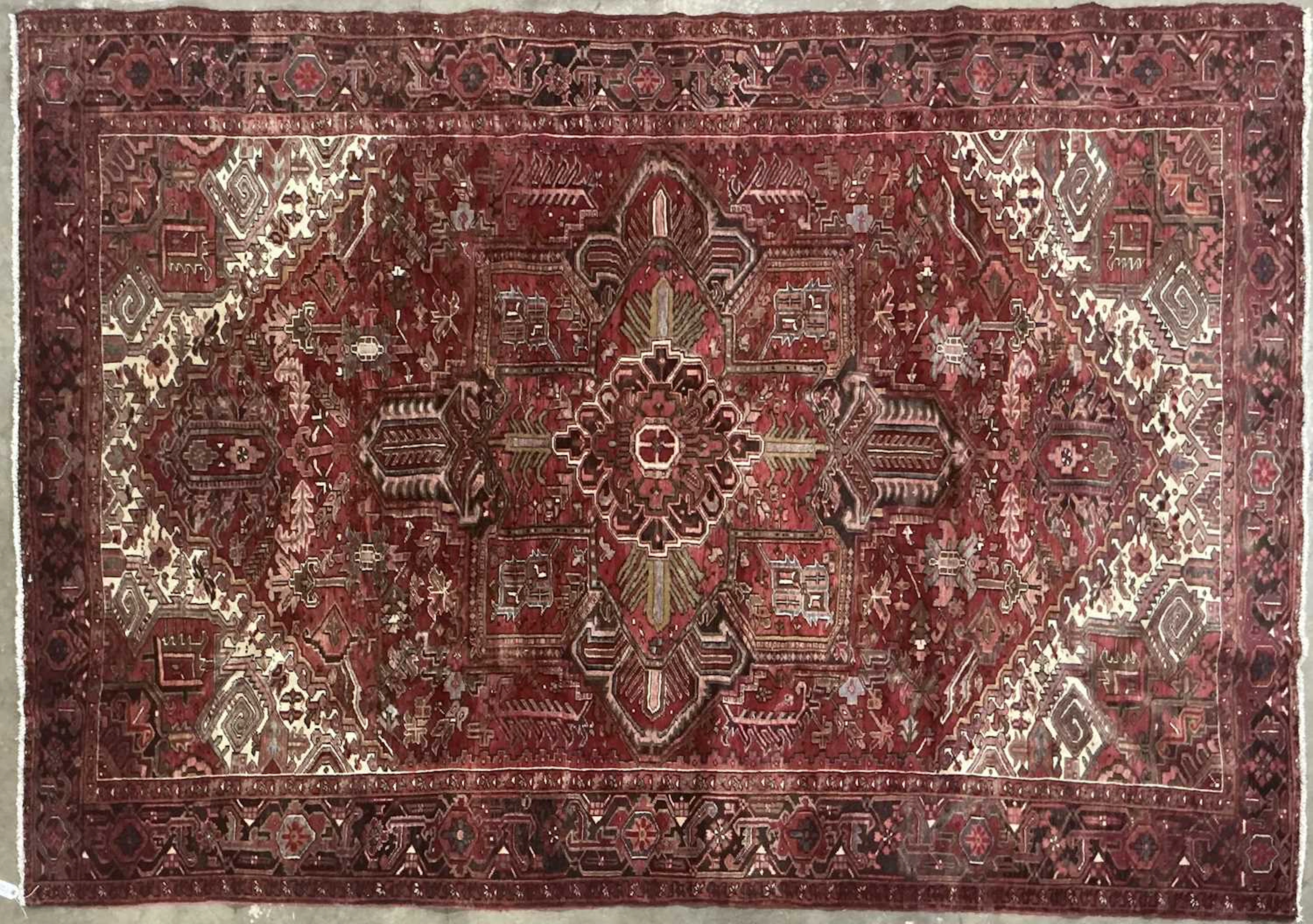 PERSIAN HERIZ RUG MID 20TH CENTURY