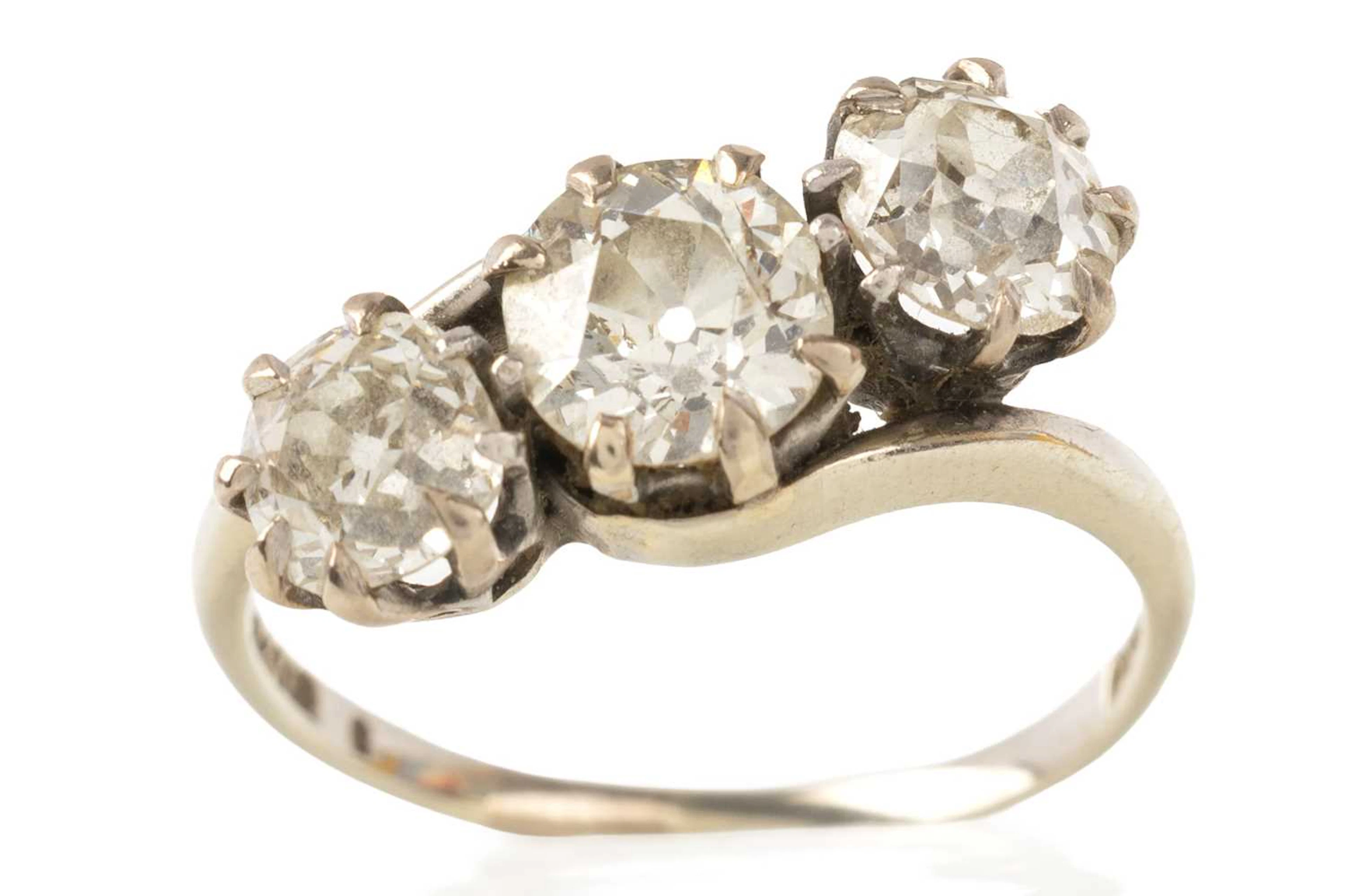 DIAMOND THREE STONE RING EARLY/MID 20TH CENTURY