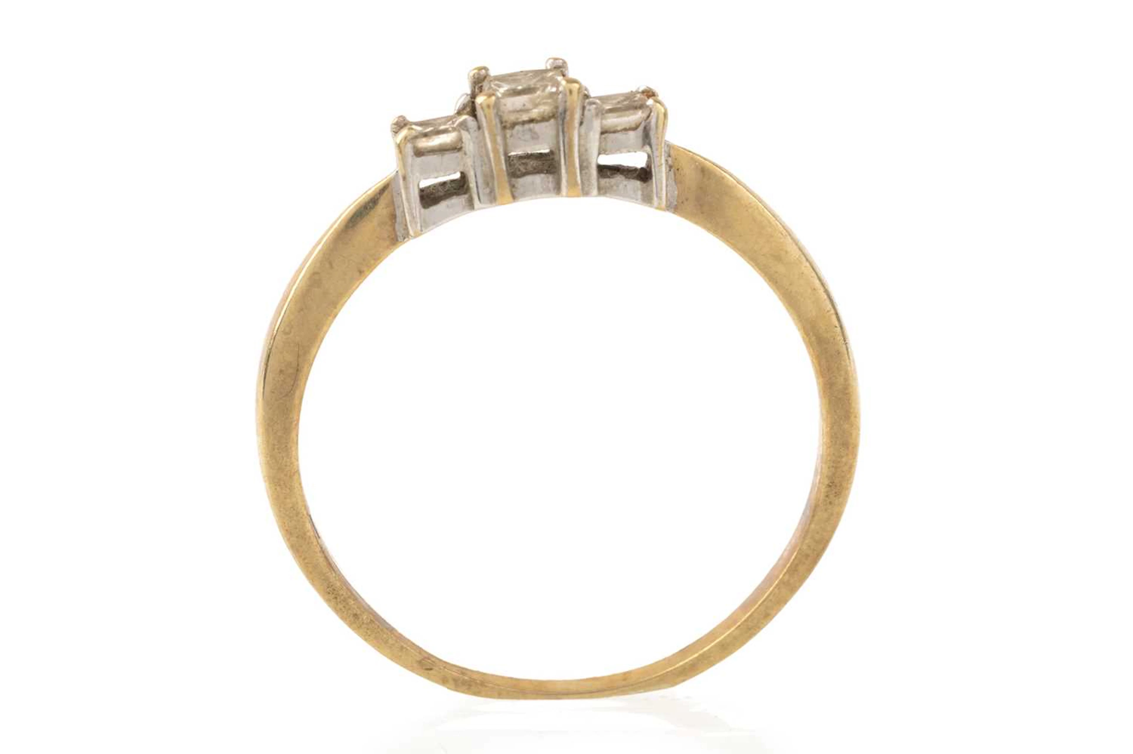 DIAMOND THREE STONE RING EARLY 21ST CENTURY