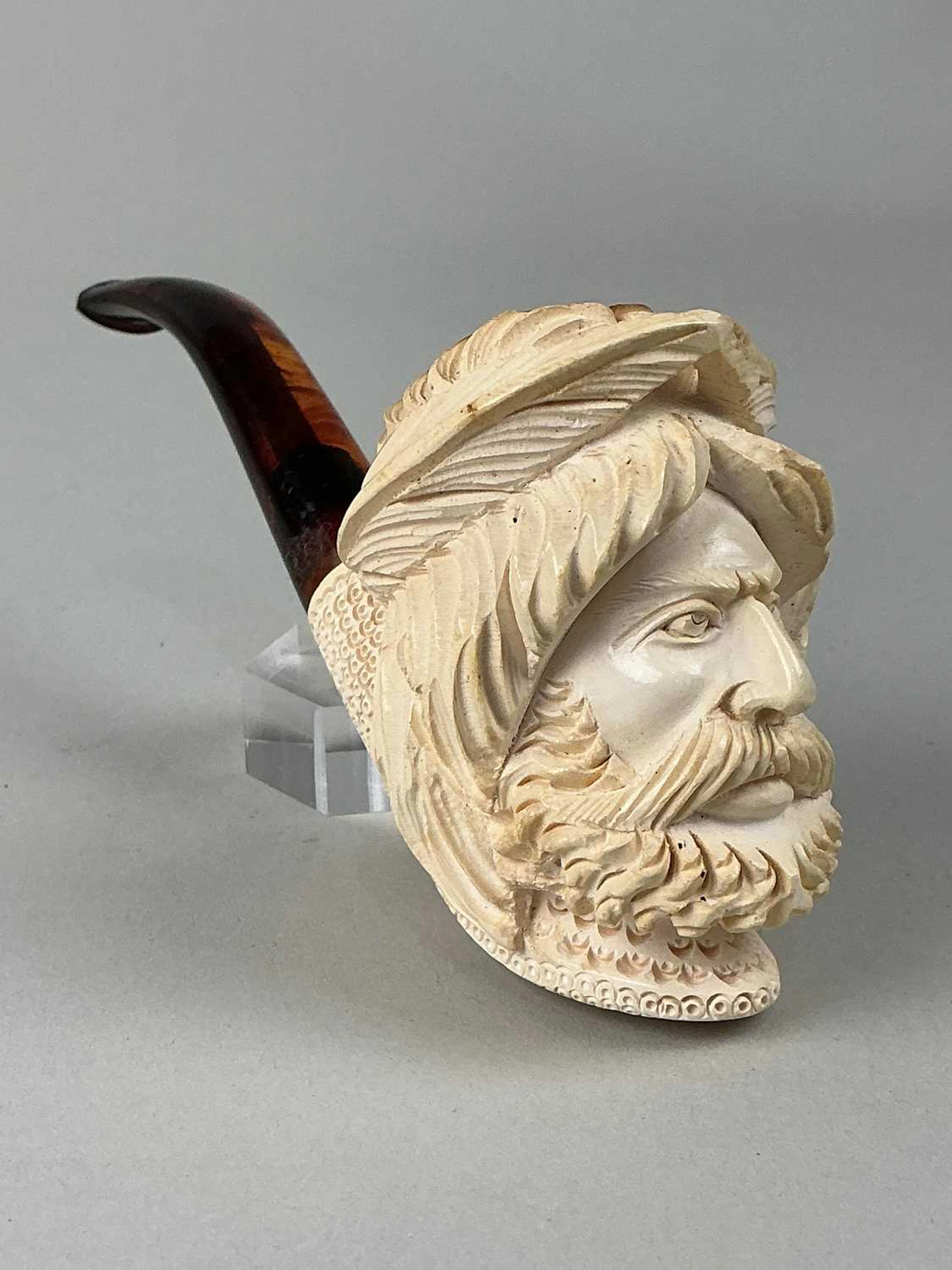 EDWARDIAN OAK PIPE RACK, EARLY 20TH CENTURY AND PIPES