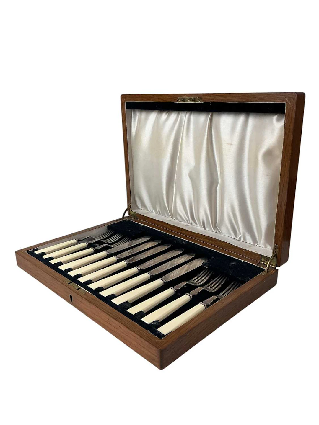 GEORGE VI SILVER SET OF FISH KNIVES AND FORKS MAKER ROBERTS & DORE