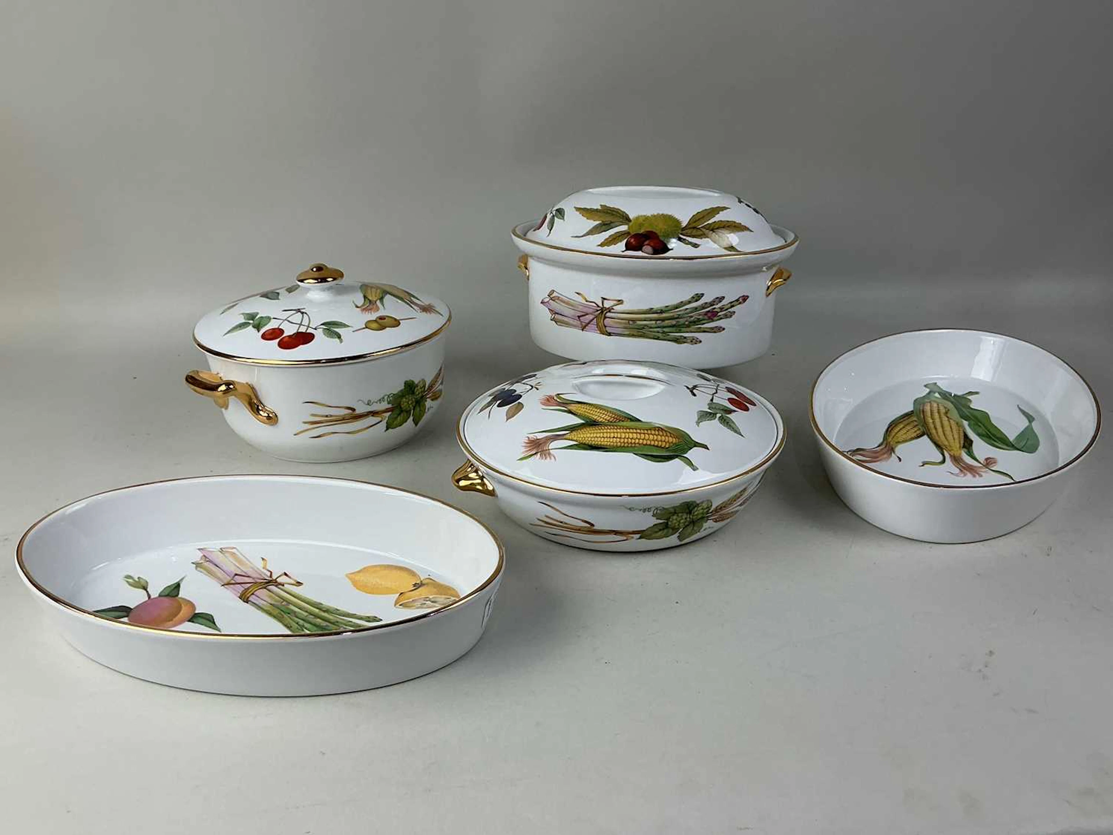 GROUP OF ROYAL WORCESTER 'EVESHAM' PATTERN DINNER WARES LATE 20TH CENTURY