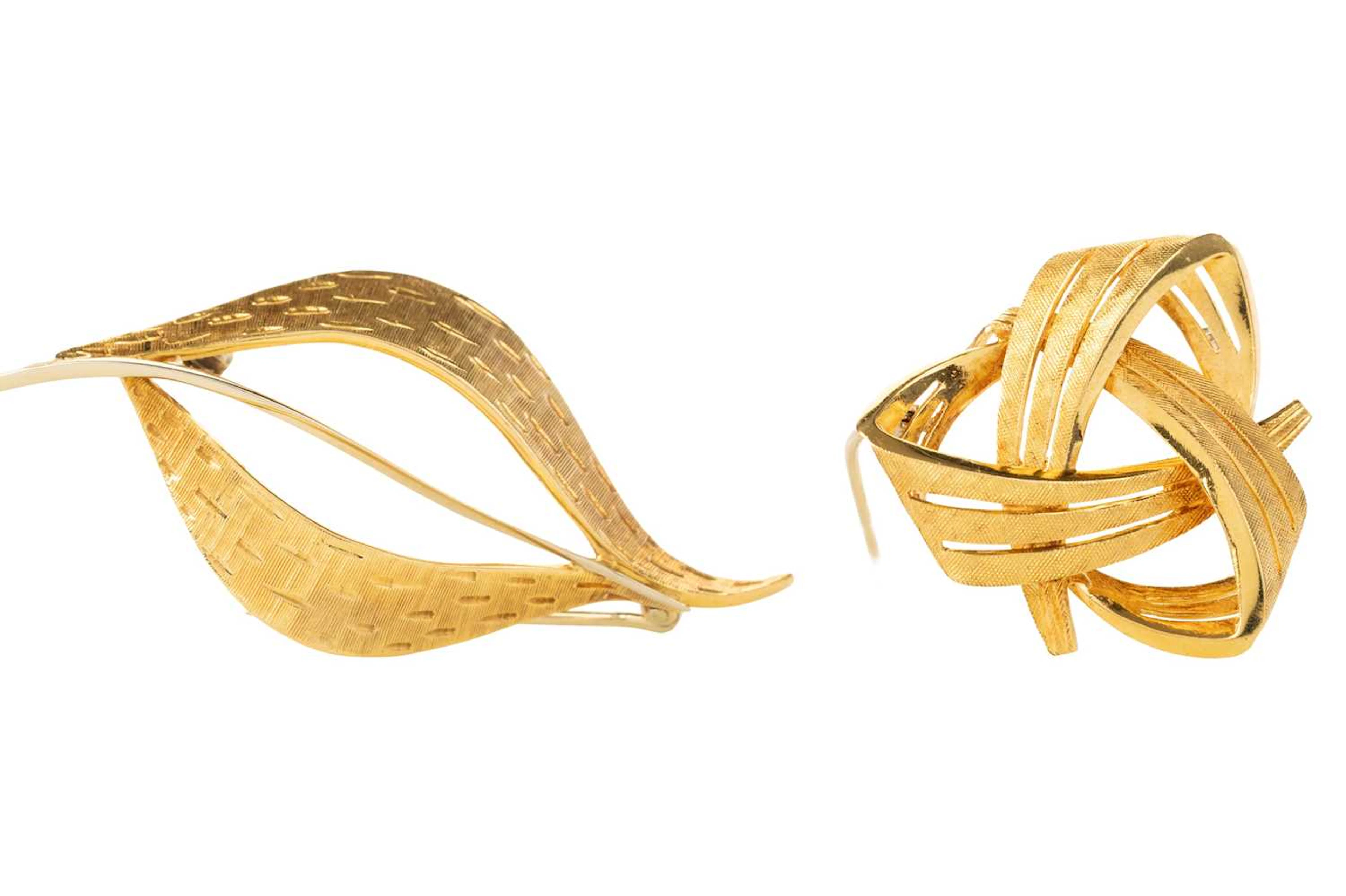 TWO GOLD BROOCHES MID/LATE 20TH CENTURY