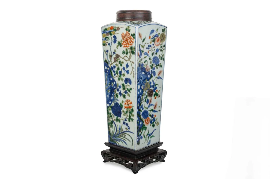 CHINESE WUCAI VASE LATE 19TH CENTURY