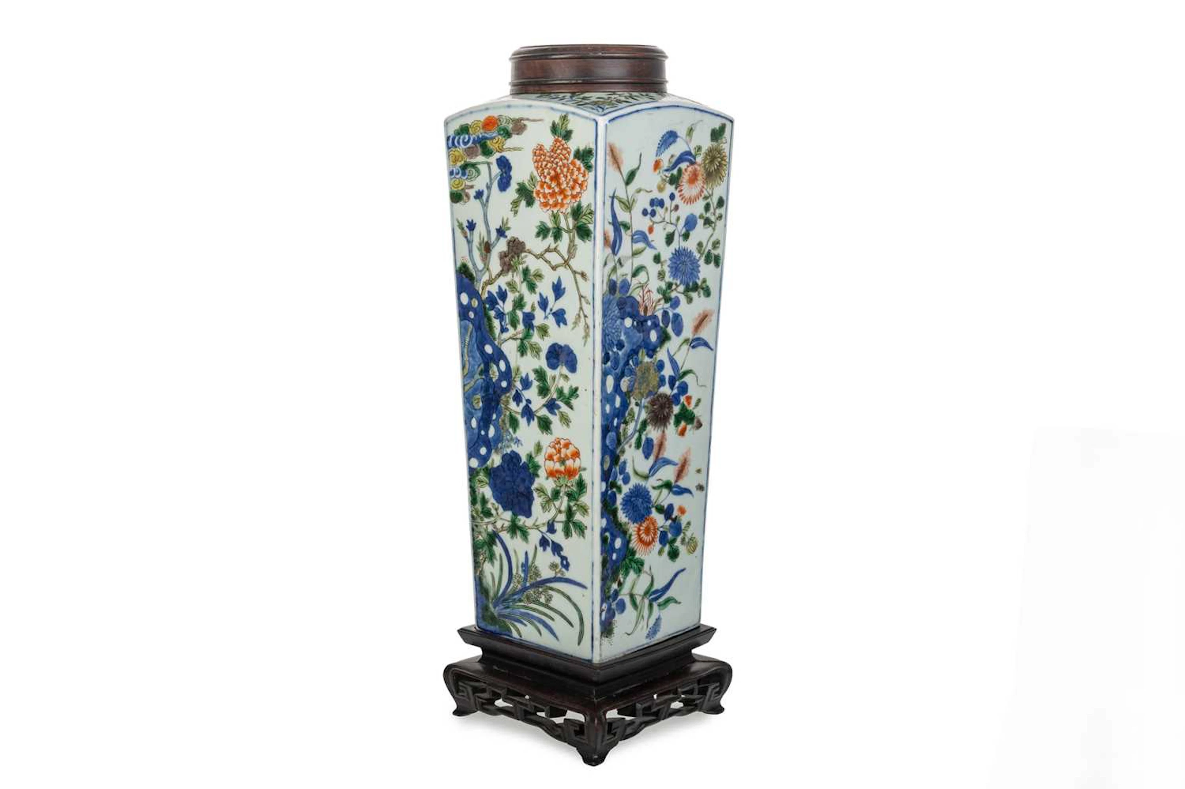 CHINESE WUCAI VASE LATE 19TH CENTURY