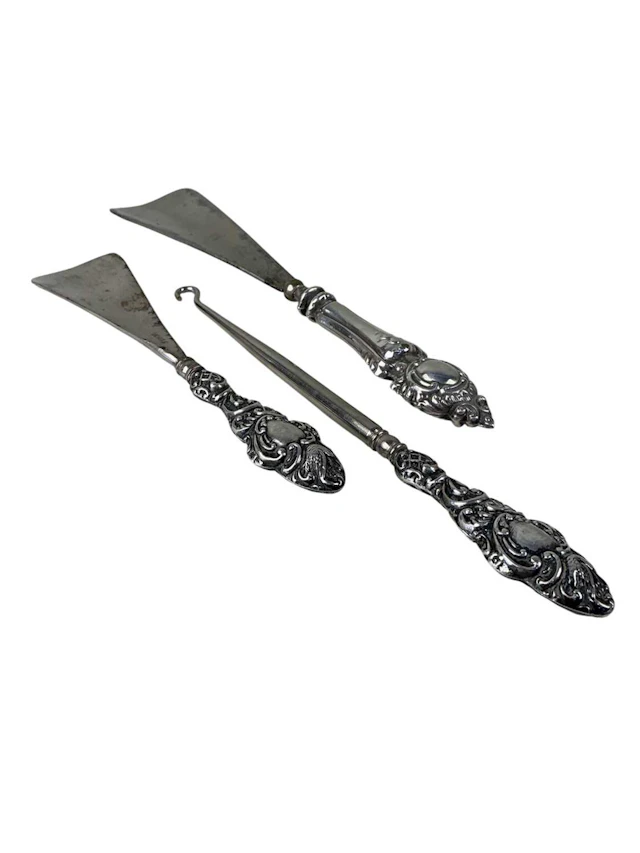 GROUP OF SILVER HANDLED SHOE HORNS AND BUTTON HOOKS LATE 19TH CENTURY AND LATER