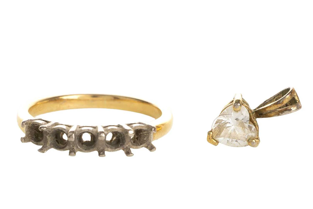 RING SHANK AND A COSTUME PENDANT LATE 20TH CENTURY