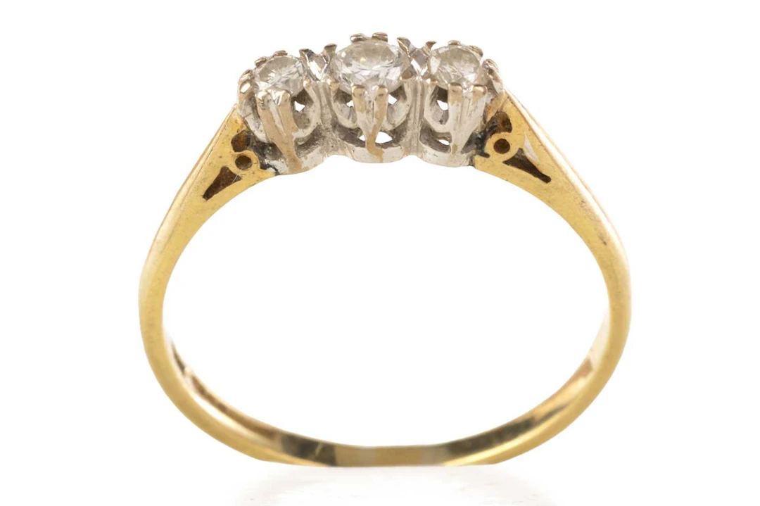 DIAMOND THREE STONE RING LATE 20TH CENTURY