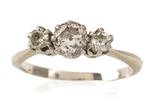 DIAMOND THREE STONE RING EARLY/MID 20TH CENTURY
