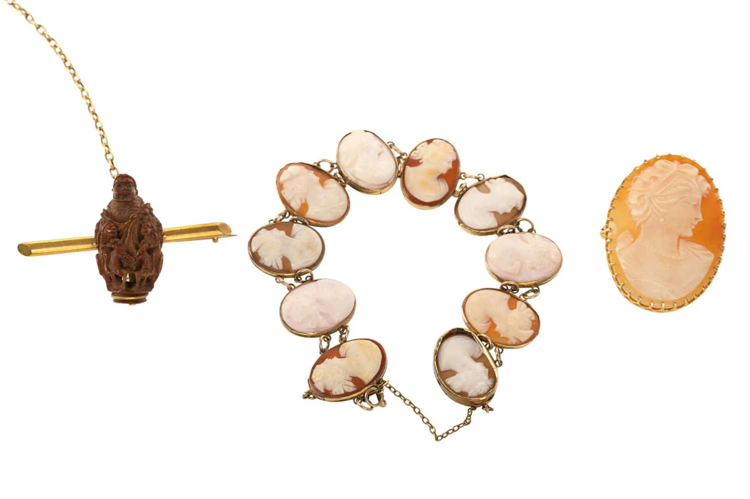 CAMEO BROOCH, BRACELET AND A BAR BROOCH EARLY/MID 20TH CENTURY